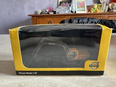 MEZZO DA LAVORO STRADALE ESCAVATORE CINGOLI VOLVO 1:87 NUOVO BOX DA COLLEZIONE - Immagine 1 di 4
