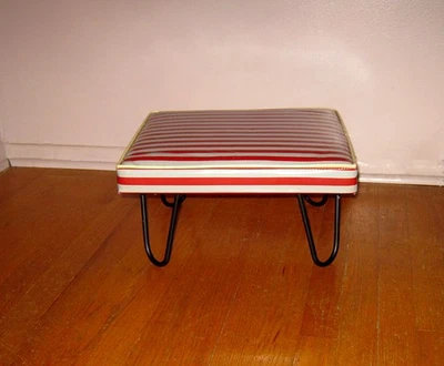 Taburete reposapiés vintage moderno de mediados de siglo de vinilo y patas de metal atómico rojo y gris Foto 1 de 4