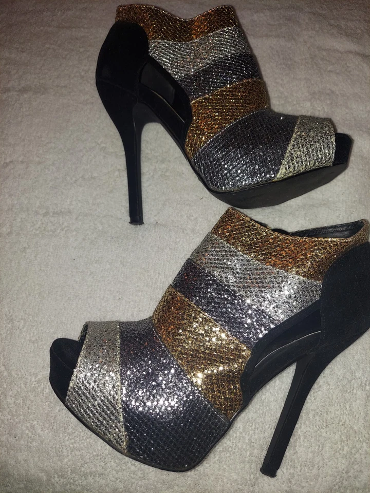 Bombas de aguja Qupid negras doradas y plateadas con plataforma de tela brillante talla 6,5B Foto 1 de 4