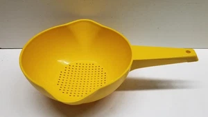 Tupperware 1200 Yellow One Quart Food Colander Strainer (Excellent) - Picture 1 of 4