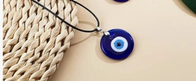 Colar Evil Eye pingente de vidro azul turco e dois conjuntos de pulseiras vermelhas à mão Hamsa.  - Imagem 1 de 2