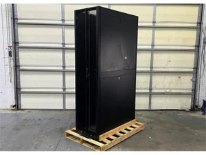 READ APC NetShelter SX Enclosure 48U 1200mm Server Rack Enclosure Cabinet AR3307 - Picture 1 of 3