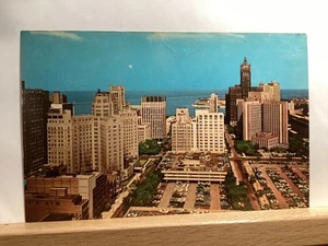 Skyline Looking East Towards Lake Michigan: Chicago, IL - Vintage Postcard - Picture 1 of 3