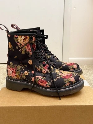 Dr. Martens 11821 Victoriano Flores Floral Lona Botas Docs Negro Rosa Alto 6 Foto 1 de 4
