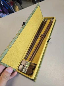 2 pares de palillos de madera Ten Thousand Villages con restos en estuche verde - Imagen 1 de 11