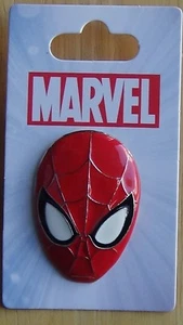 Pin de solapa de máscara facial de Marvel Spiderman nuevo en tarjeta con espalda en forma de cabeza de Mickey - Imagen 1 de 3