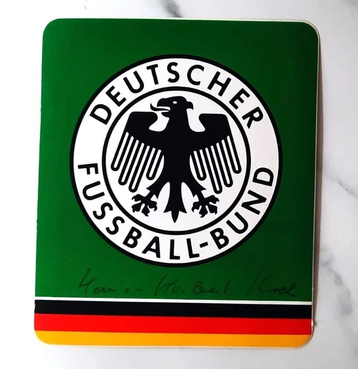 Original Handsigniertes Autogramm –Heinz-Herbert Kreh, + 2009, auf DFB-Aufkleber - Bild 1 von 2