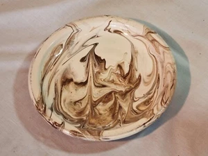 Vintage 8 3/8" Dia Earthenware Studio Pottery Plate Brown Wavy Pattern on White - Imagen 1 de 13