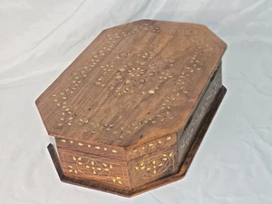 Antigua hermosa caja de joyería/baratija/recuerdo de latón con incrustaciones. 12 x 8 x 4 ins - Imagen 1 de 24