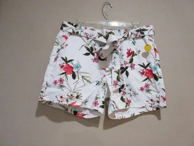 NWT Liz Claiborne Short Women Floral Sz 10 White MSRP $37.00 Tropical Safari - Image 1 of 4