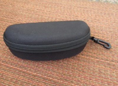 GRAN ESTUCHE PARA GAFAS DE SOL DEPORTIVAS SEMI DURAS CON CREMALLERA con MOSQUETÓN, en Color Negro Foto 1 de 4
