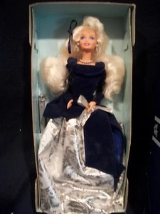 Vintage 1995 AVON WINTER VELVET BARBIE DOLL Special Edition Mattel #15571 New - Foto 1 di 3