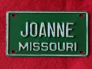Placa de licencia de aluminio verde de colección de los años 60 JOANNE Missouri NIÑA nombre bicicleta scooter - Imagen 1 de 2