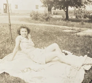 1942 Cute Pretty Sexy Girl Lying on Towel Risqué Legs Original Real Photo P10z60 - Picture 1 of 14