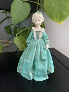 Beautiful Vintage Royal Worcester Figurine “Grandmothers Dress” #3081 - Picture 1 of 6