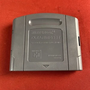 Nintendo 64 Kit Pulizia N64 Pulitore Videogiochi Autentico - Foto 1 di 5