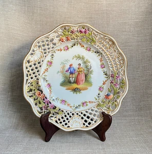 Antigua placa de borde dorado escena romántica borde perforado festoneado Dresden de la década de 1870 - Imagen 1 de 22