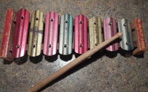 Vintage Kinderspielzeug 8 Noten Farbglockenspiel Xylophon Holzsockel mit kleinem Holzhammer/Stock - Bild 1 von 9