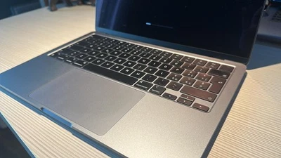 Apple MacBook Air 13,6" (256GB SSD, M2, 8GB) Laptop - Grigio Siderale  - Immagine 1 di 3