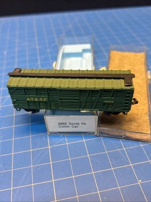 ATLAS N SCALE SANTA FE CATTLE CAR (2253) - Image 1 of 4