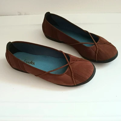 Zapatos planos Clarks para mujer 6,5 marrón gamuza cuero correas elásticas Foto 1 de 4