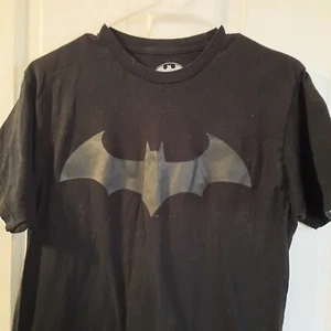 Batman Black On Black Bat Symbol Tshirt Sz Medium EUC 100% Cotton - Picture 1 of 9