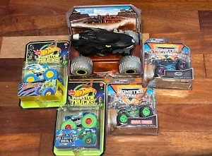 Lot Hot Wheels Monster Trucks Glow-in-the-Dark Twin Mill Monster Jam Batman 1:24 - Picture 1 of 15