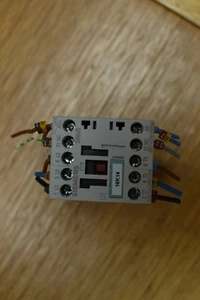 SIEMENS 3RT1016-1BB42 PLC (AB8) CONTACTOR 3-POLE, SCREW CONNECTION 24VDC - Picture 1 of 5