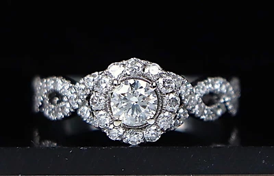 Anillo de compromiso retorcido con halo de diamantes de 1,00 quilates de oro blanco de 14 quilates de Neil Lane de $3,499 6 Foto 1 de 4