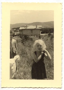 Petite fille paysage montagne - photo ancienne amateur an. 1940 50 - Picture 1 of 1