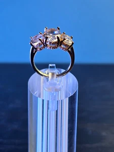 Elegante goldfarbene dreifache Haupt- und viele kleine klare Steine Größe 7 KOSTENLOSER VERSAND - Bild 1 von 7