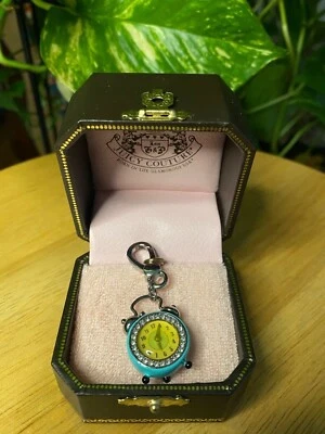 JUICY COUTURE Reloj Despertador Retro Esmaltado Dije con Caja! YJRU4736 Foto 1 de 3