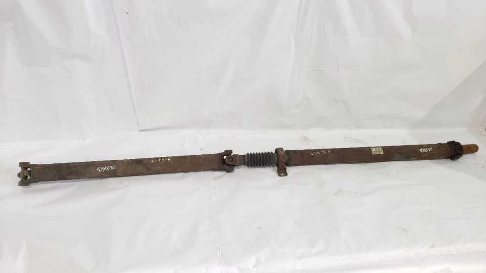 Eje de transmisión trasero 2 piezas 159" SRW sin identificación OEM 17 21 Chevrolet Express 3500 Foto 1 de 4