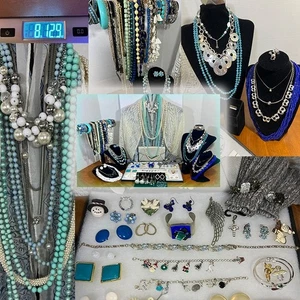 Lote de joyas de colección hasta ahora 103 más ponibles algunas necesitan reutilización 70+ Napier Lisner - Imagen 1 de 16