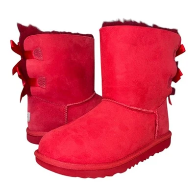Botas de gamuza forradas de lana de oveja Ugg Bailey Bow II para niños, rojo samba | 1017394K Foto 1 de 4