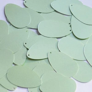 Lentejuelas de perlas satinadas verde opaco verde como nuevas lentejuelas con gota de pera de 1,25". Hecho en EE. UU. - Imagen 1 de 2