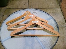 TRE APPENDIABITI CAPPOTTO VINTAGE IN LEGNO TUTTI CON PUBBLICITÀ.GEO PRATT, MONETA NAVALE