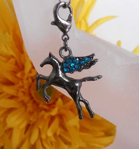 Anhänger Pferd Pegasus schwarz Flügel Strass + Karabiner - Taschenbaumler Charms - Bild 1 von 3