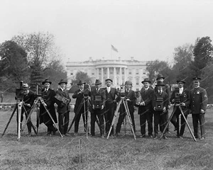 Cámara de noticias hombres vintage 8x10 reimpresión de foto antigua - Imagen 1 de 1
