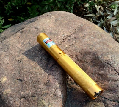 Laserpointer 532nm ( Grün )/ Extrem Stark /+Ladegerät +Akku +Aufsatz Sternenshow - Bild 1 von 4