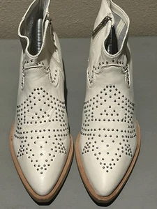 Gianni Bini Brycin Leather Boots Womens 8.5 Egg Shell White Western Studs Ankle - Picture 1 of 11