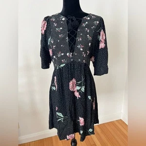 Xhilaration Kleid vorne zum Binden Blumen Halbarm schwarz rosa Blumenakzente Größe S - Bild 1 von 6