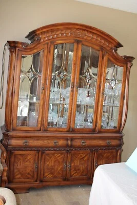 Mueble de cocina y juego de comedor a juego AICO Foto 1 de 4