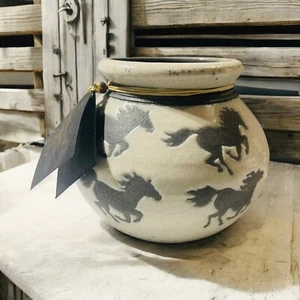 Jarrón de cerámica Southwest Dream Horses Raku lanzado a mano firmado artista J Diller - Imagen 1 de 13