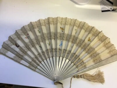 Grand éventail fin XVIII ème ,soie et broderies,orné de 11 papillons différents  - Photo 1/4