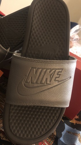 NIKE Sandalo donna Benassi Just Do It (10 M US argento metallizzato fumo di pistola)