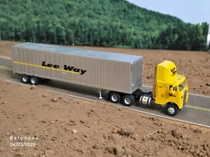 Freightliner HO 1/87 Athearn Lee Way giallo con rimorchio a cuneo 48 piedi - bello - Foto 1 di 2