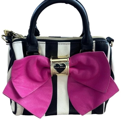 Betsey Johnson - Mini Bandolera BowNanza - Negro/Blanco Rayas Rosa Lazo Foto 1 de 4