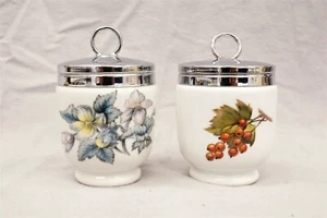 Par de coddlers de huevos de porcelana con motivo de frutas y flores pintadas de 4" Royal Worcester - Imagen 1 de 5