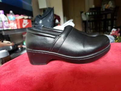 YUU Women's Bethanee Slip On Black Leather Clogs Shoes US Size 5M - Изображение 1 из 4